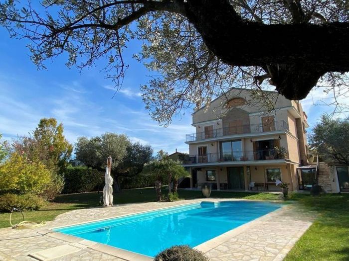 Villa con piscina